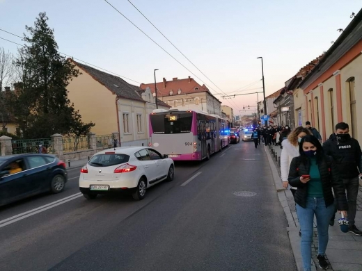 Protestele se țin lanț în Cluj-Napoca! Zeci de clujeni protestează pe Calea Mănăștur. VIDEO/FOTO